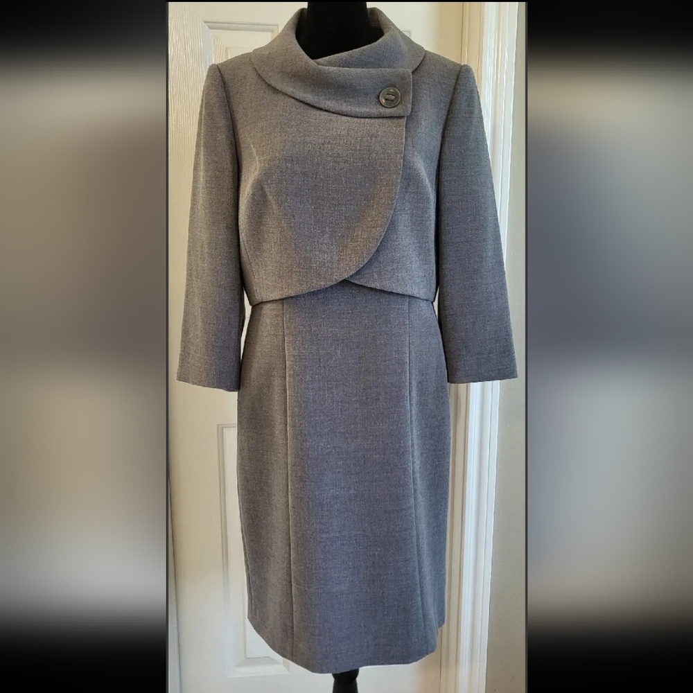 Tahari by Arthur S. Levine Women’s 2-pc Dress Suit in Gray - Sz 8P
